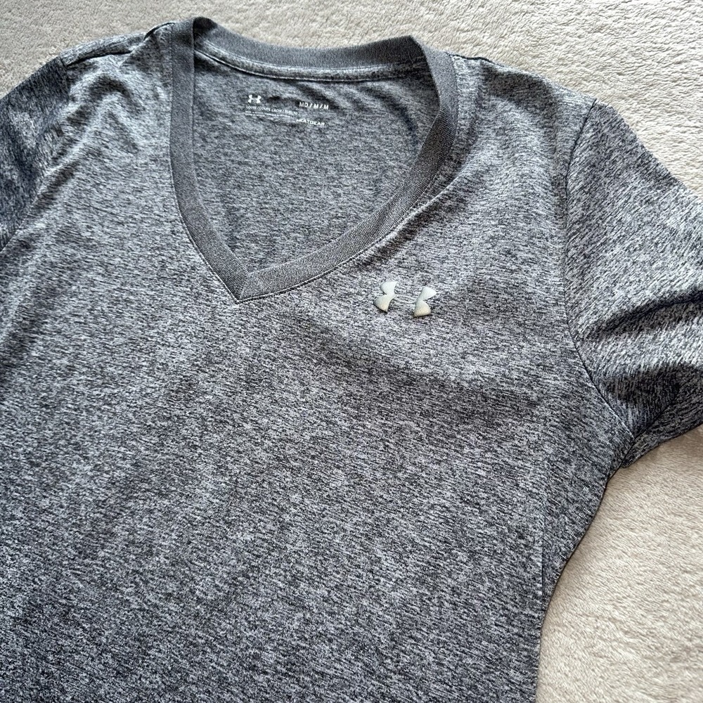 Under Armour Mens Heatgear Workout Athletic Shirt Gray V-Neck Medium